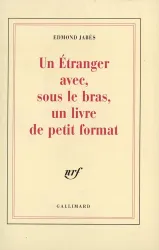 Un Étranger avec, sous le bras, un livre de petit format