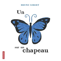 Un papillon sur un chapeau